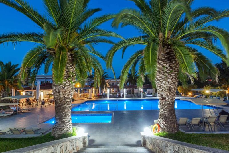 Септемврийски празници: 3 нощувки със закуски и вечери в Iris Hotel 3*, Сивири, Халкидики, Гърция! Намаления и отстъпки ЧеренПетък