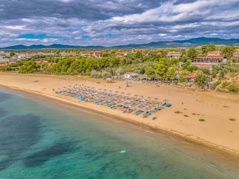 5 нощувки със закуски и вечери в хотел Coral Blue Beach 3*, Халкидики, Гърция през Август и Септември! Намаления и отстъпки ЧеренПетък