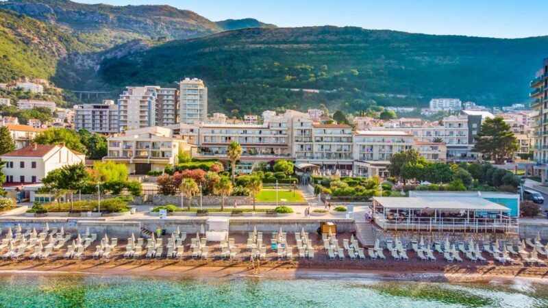 7 нощувки със закуски и вечери в хотел Palas 4*, Будванска ривиера, Черна гора през Юли и Август! Деца до 1.99г. – безплатно! Намаления и отстъпки ЧеренПетък 3