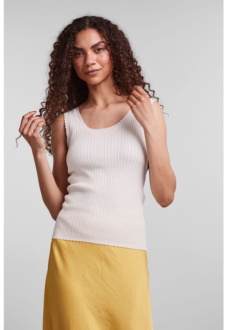 / Други / Плетен топ с U-образно деколте: Стилен избор за всяка жена