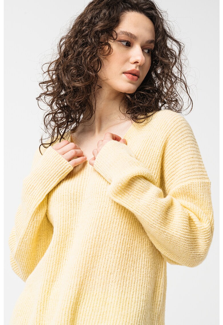 Пуловер с вълна с шпиц: Стилен и Топъл Избор за Зимата 1 / Други / Пуловер с вълна с шпиц: Стилен и Топъл Избор за Зимата