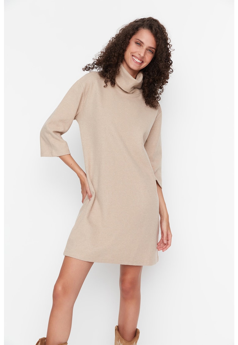 / Други / Рокля с поло и паднали ръкави: Стилен избор за модерната жена