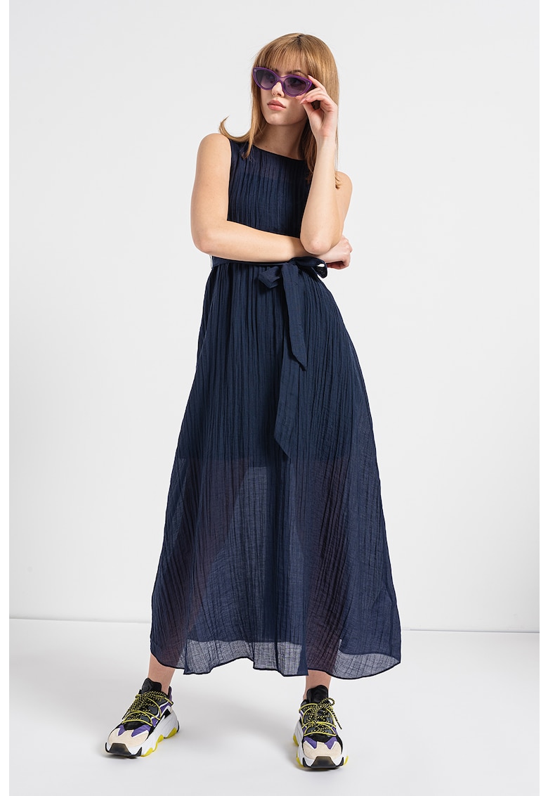 Елегантна рокля с полупрозрачна външна част – съвършен избор за модерната жена 1 / Други / Елегантна рокля с полупрозрачна външна част – съвършен избор за модерната жена