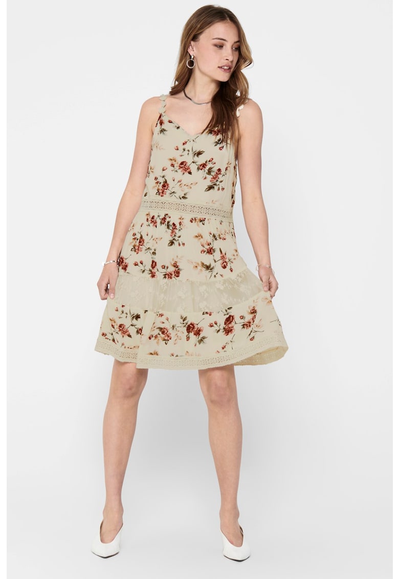 / Други / Елегантна рокля с шпиц деколте: дантела и бродерии за изключителен стил