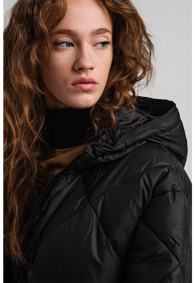 / Други / Капитонирано зимно яке с качулка: Топ избор за студените дни