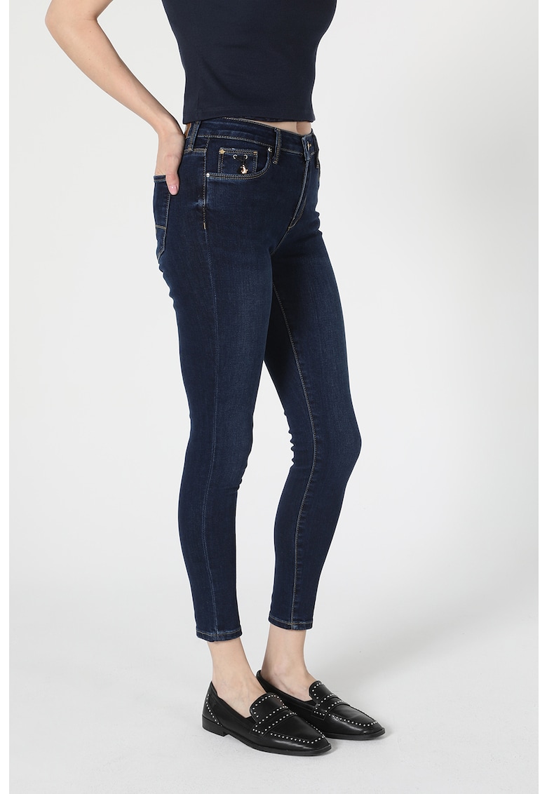 / Други / Силно прилепнали дънки над глезена: Перфектният избор за стилен и удобен облек