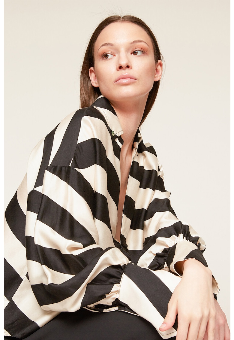 / Други / Свободна блуза с остра яка: Елегантност и комфорт в едно