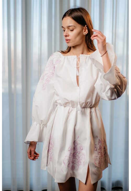 Къса разкроена рокля с бухнали ръкави и бродерии