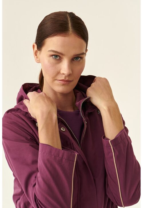 Виолетова парка с качулка и регулируема талия, стилна и удобна