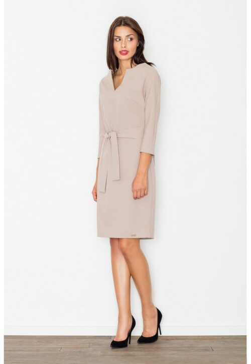 Бежова рокля с V-образно деколте и колан