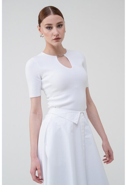 фино плетена бяла тениска с метално лого и V-образно деколте