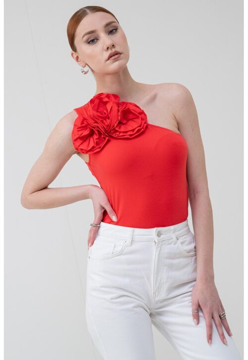 Боди с едно рамо в коралов цвят с флорална апликация