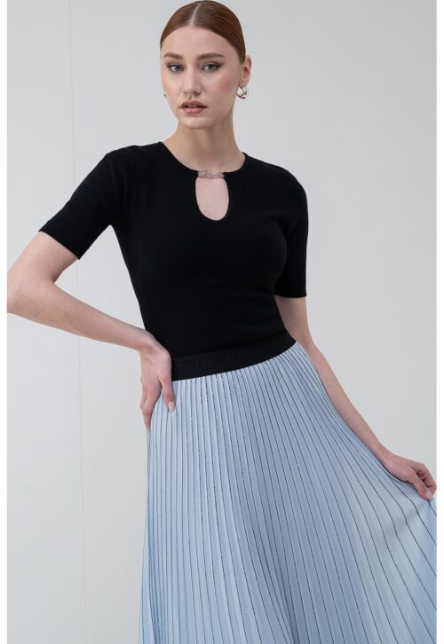 Фино плетена черна тениска с метално лого и V-образно деколте