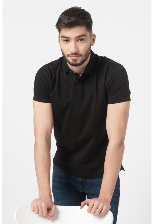 Черна тениска от органичен памук с яка поло и бродирано лого