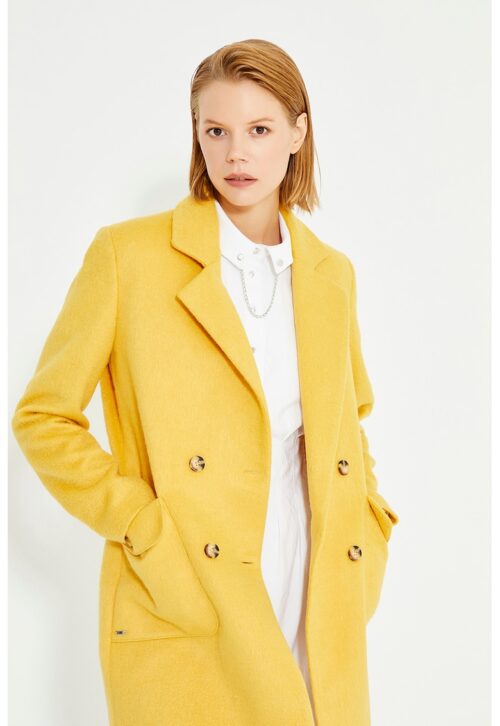 Двуредно палто с вълна в шафраново жълто за ежедневен стил