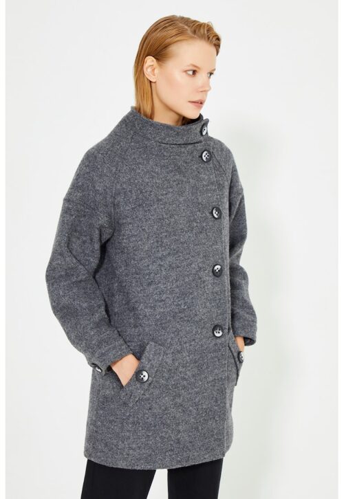 Палто с копчета в тъмносив цвят за елегантен зимен стил