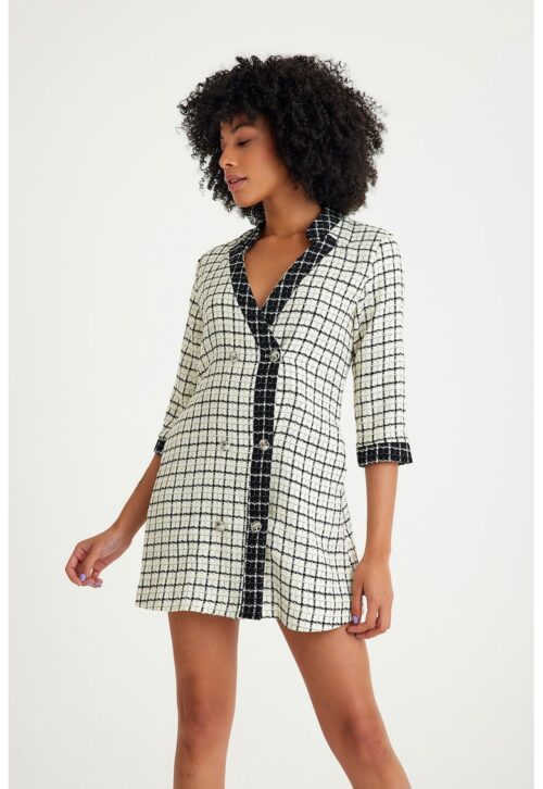Карирана рокля-сако от туид в бяло и черно, ежедневен стил