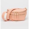 Чанта Clarke през рамо от еко кожа в розова сьомга с регулируема презрамка и златисти детайли