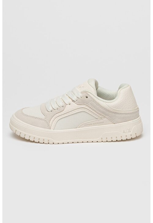 Мръснобели спортни обувки с мрежести зони и връзки за комфорт и стил