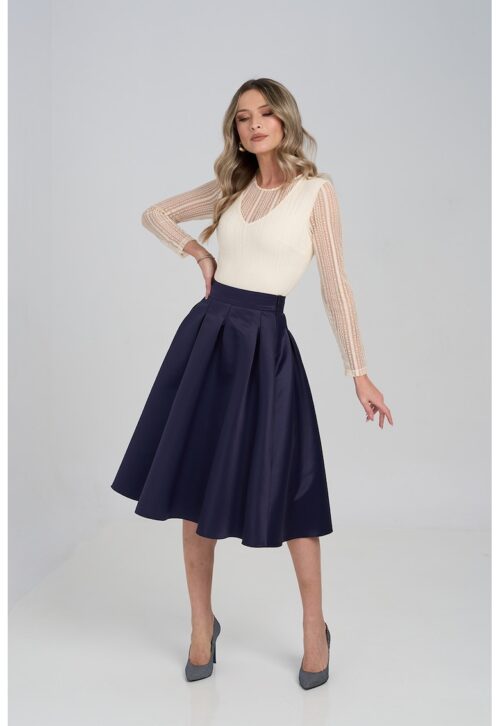 Слим дантелена блуза светло бежово с дълги ръкави и елегантна кройка