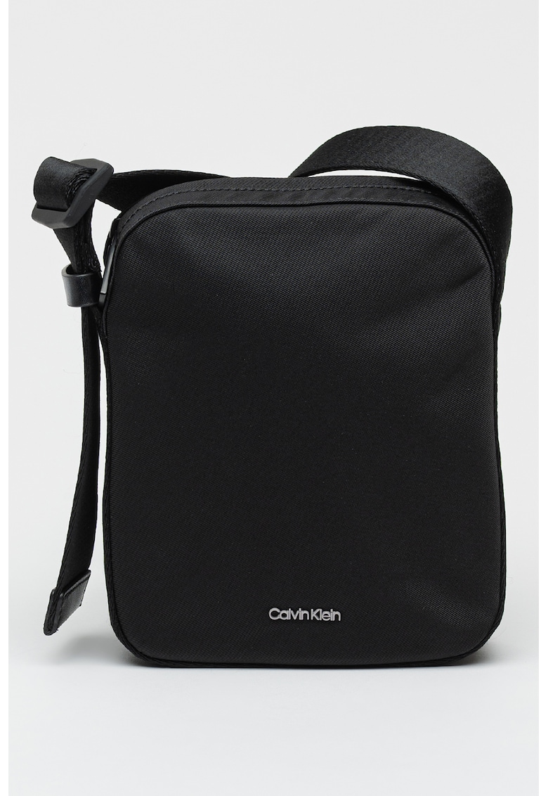 CALVIN KLEIN Чанта с лого – Черен Намаления и отстъпки 3 Чанта с лого в черен цвят с регулируема презрамка и цип