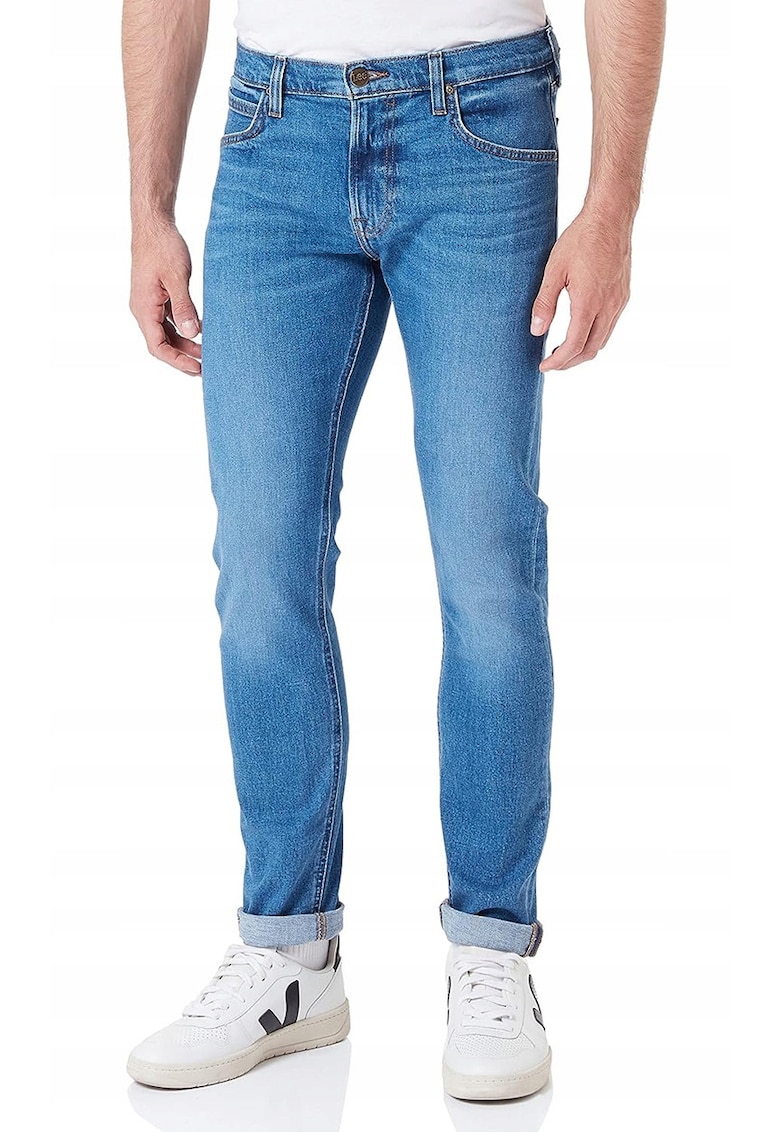 Lee Мъжки дънки Luke – памук/еластан – втален модел – син Намаления и отстъпки 3 Вталени сини мъжки дънки Luke от памук и еластан