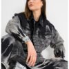 CALVIN KLEIN JEANS Къси дънки с широк крачол – Пастелносин Намаления и отстъпки Дънково яке деграде в тъмносив цвят с класическа яка и копчета