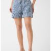 GUESS JEANS Къс панталон с лиосел – Бял Намаления и отстъпки Къс панталон с райе бял и лавандула от памук, спортен стил
